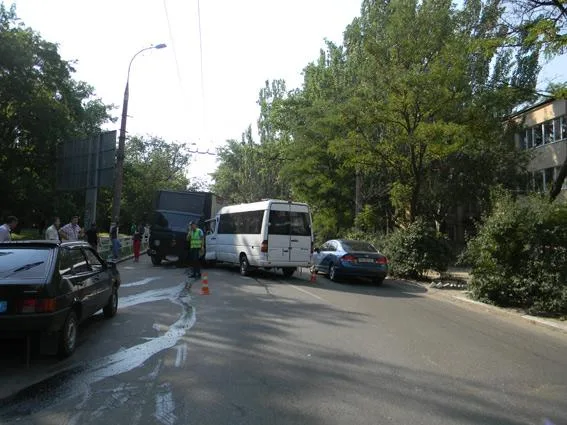 В Херсоне в аварию попал пассажирский микроавтобус, есть жертвы