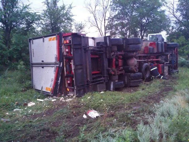 Возле Дарьевки перевернулась фура, водителя зажало в кабине