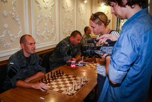 В Херсоне состоялся сеанс одновременный игры гроссмейстера с боцами АТО