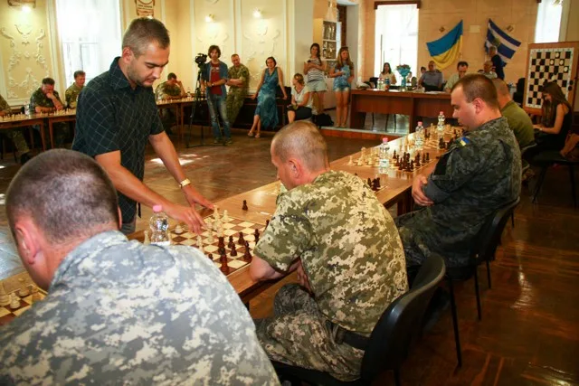 В Херсоне состоялся сеанс одновременный игры гроссмейстера с боцами АТО