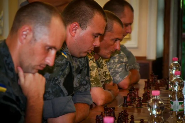 В Херсоне состоялся сеанс одновременный игры гроссмейстера с боцами АТО