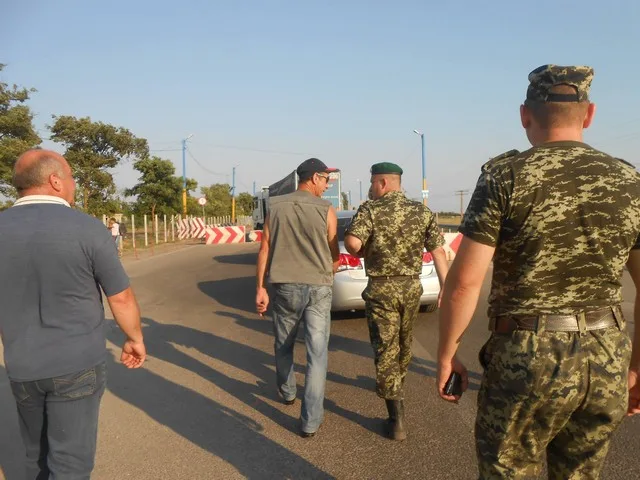 Херсонские активисты шокированы бесконечной мусоркой на админгранице с Крымом