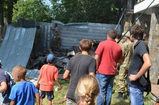 Нардеп-радикал Мосейчук вместе с Кивой ломали забор вокруг дома Костяка