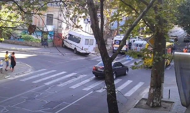 В Херсоне маршрутка въехала в дом