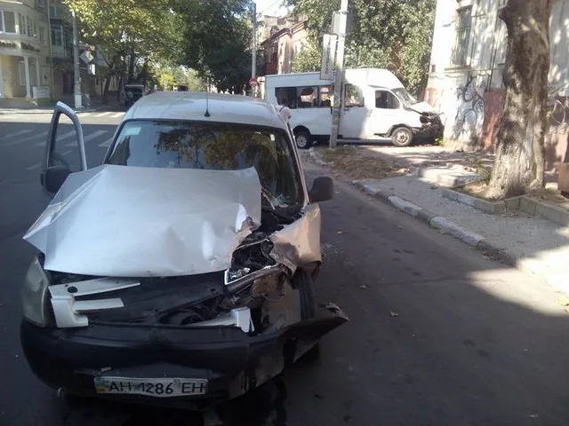 В Херсоне маршрутка въехала в дом