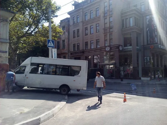 В Херсоне маршрутка въехала в дом