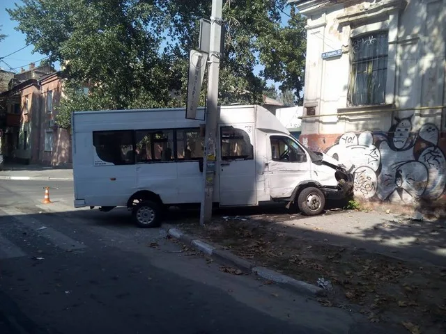 В Херсоне маршрутка въехала в дом