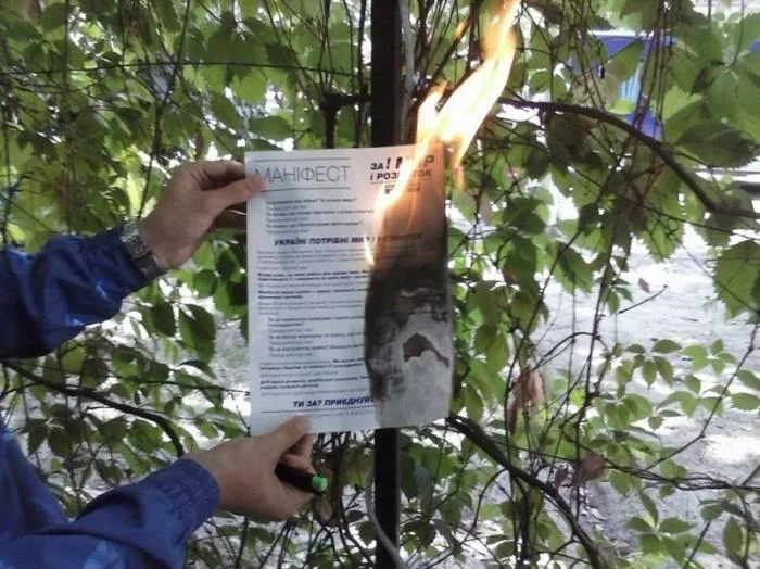 Херсонский Правый сектор «сжег» пачку листовок Оппозиционного блока