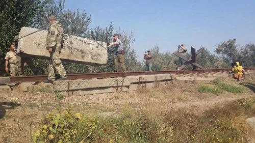 Крымские татары перекрыли железнодорожную ветку к заводу Фирташа в Крыму