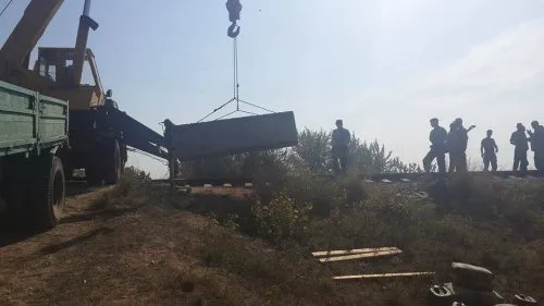 Крымские татары перекрыли железнодорожную ветку к заводу Фирташа в Крыму