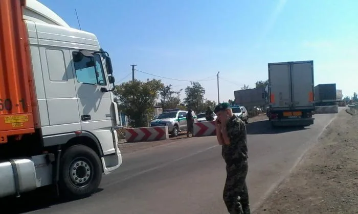 На КПП в Каланчаке начали пропускать грузовики в Крым