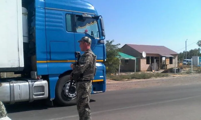 На КПП в Каланчаке начали пропускать грузовики в Крым