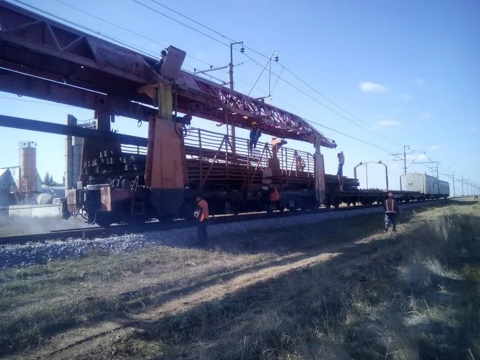 В Геническе продолжается реконструкция железнодорожных путей