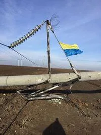 На взорванную опору ЛЭП водрузили украинский флаг