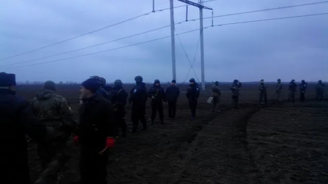 Стороны противостояния возле взорванных опор выложили в сети видео “переговоров”