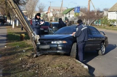 В Каховке автомобиль протаранил электроопору