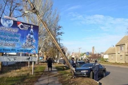 В Каховке автомобиль протаранил электроопору
