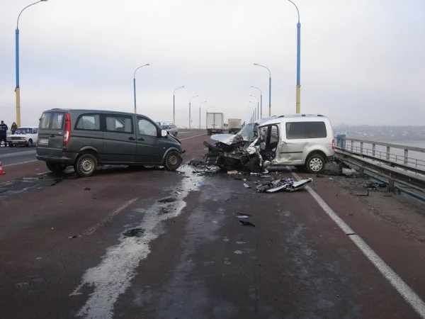 Полиция ищет очевидцев и свидетелей ДТП происшедшим на Антоновском мосту