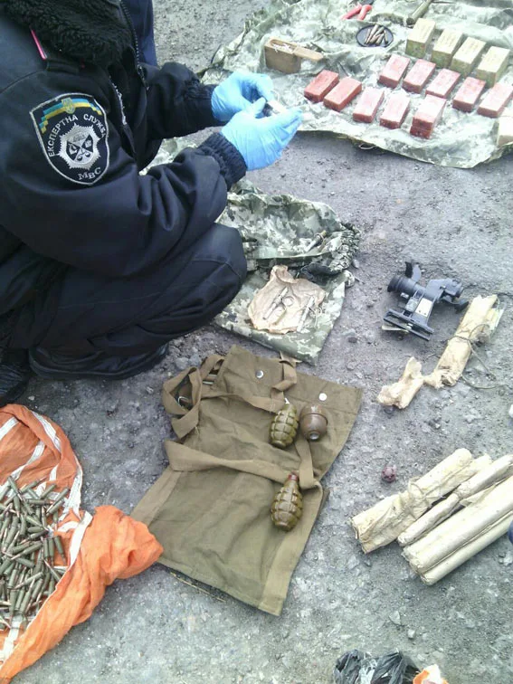 На посту в Чернобаевке в автомобиле “Таврия” сотрудники полиции обнаружили арсенал боеприпасов