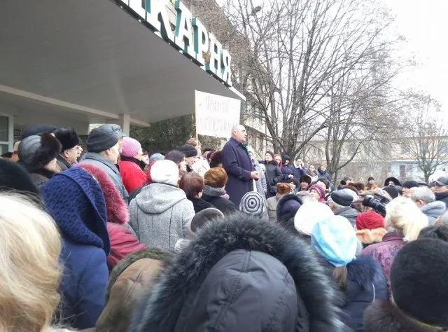 В Херсоне митингуют медики железнодорожной больницы