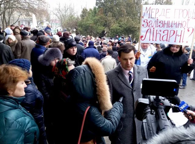 В Херсоне митингуют медики железнодорожной больницы