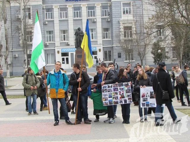 Вчера херсонцы ходили к мэрии митинговать п поводу переименований улиц