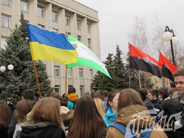 Вчера херсонцы ходили к мэрии митинговать п поводу переименований улиц