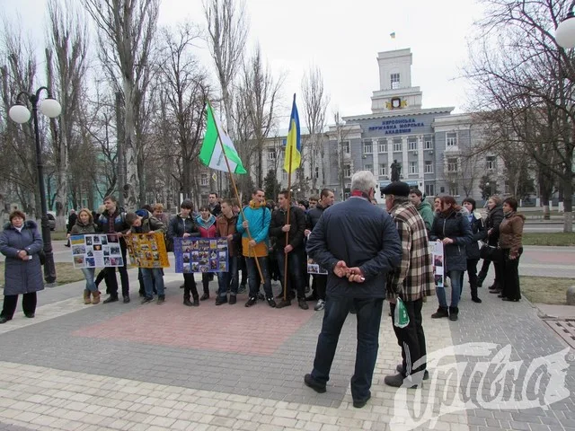 Вчера херсонцы ходили к мэрии митинговать п поводу переименований улиц