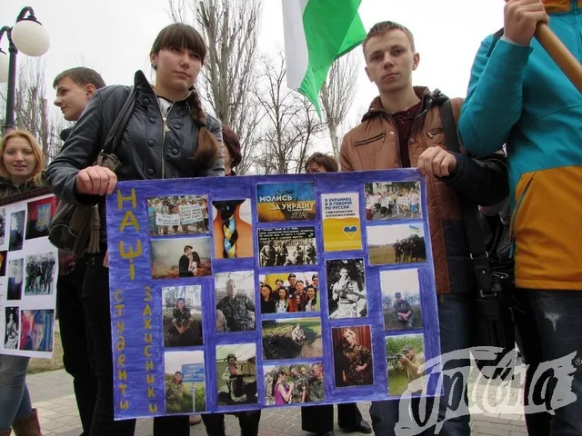 Вчера херсонцы ходили к мэрии митинговать п поводу переименований улиц