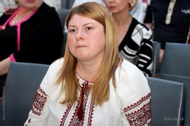 Член Херсонского горисполкома готова бросить селедку за шиворот депутату от “Батькивщины”