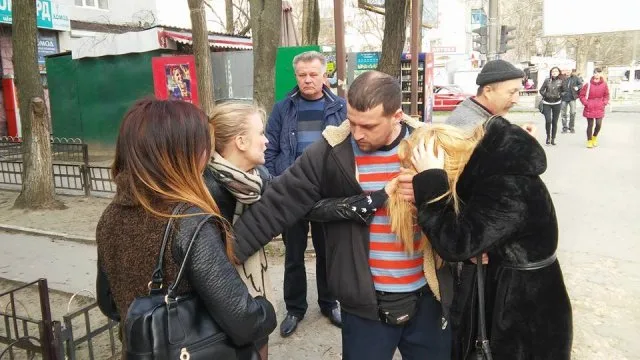 В Херсоне бывшая общественный инспектор ввязалась в женскую драку на уице