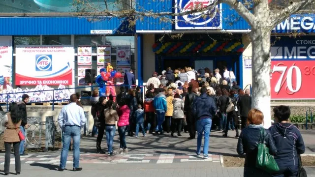 В центре Херсона открылись два магазина "АТБ". Законно ли?