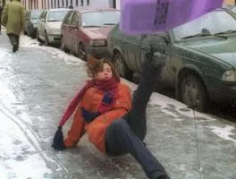Зимой на тротуары Херсона высыпали лишь 50% песка: гололеда чиновники не видели