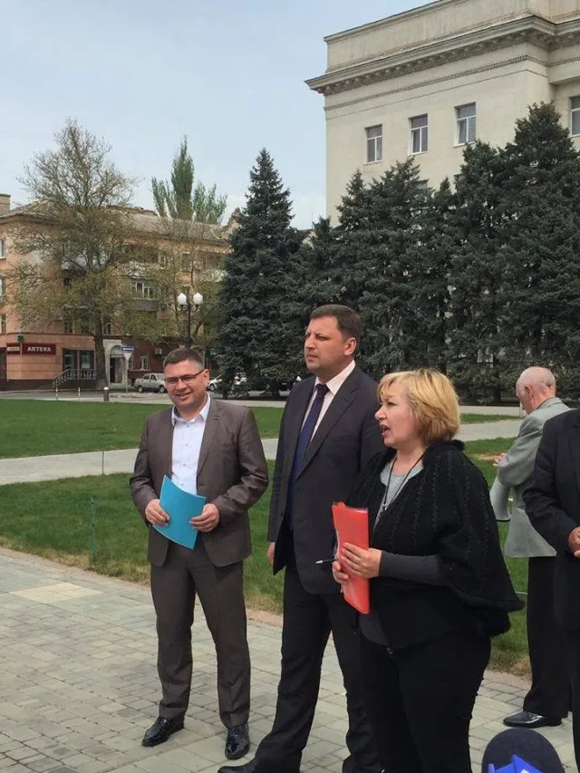 Советник главы Херсонского облсовета Евгений Рыщук встретился с митингующими возле ОГА лесоводами