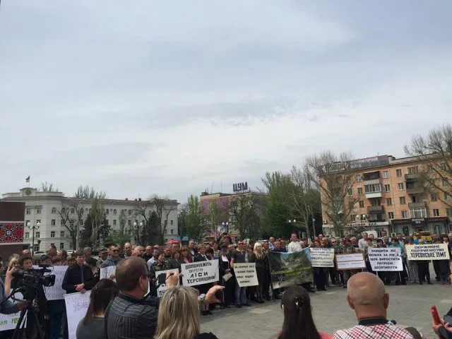 Советник главы Херсонского облсовета Евгений Рыщук встретился с митингующими возле ОГА лесоводами