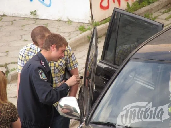 В центре Херсона на бул. Мирном обворовали машину депутата облсовета