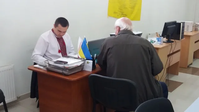 Херсонці йдуть до народного депутата за допомогою