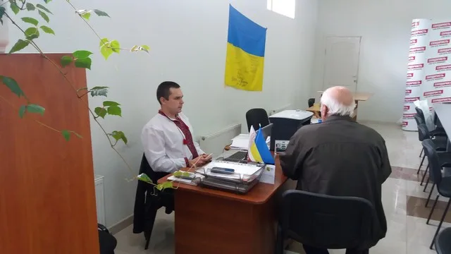 Херсонці йдуть до народного депутата за допомогою