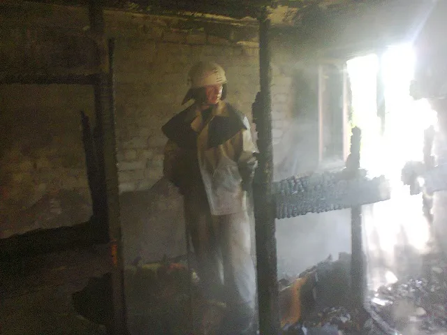 В Аскания-Нова спасатели погасили пожар, который устроили местные бомжи
