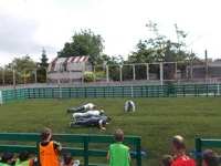 На открытии нового футбольного поля в Геническе, руководство города и района показали спортивный мастер-класс