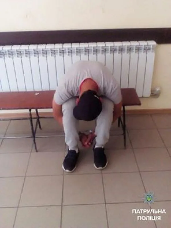 Херсонские патрульные задержали вора, который в кафе украл у девушки телефон