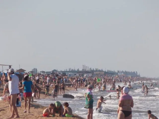 На Арабатке “море” отдыхающих у штормящего моря: “#‎КрымВаш‬, а туристы наши,но вы там держитесь”