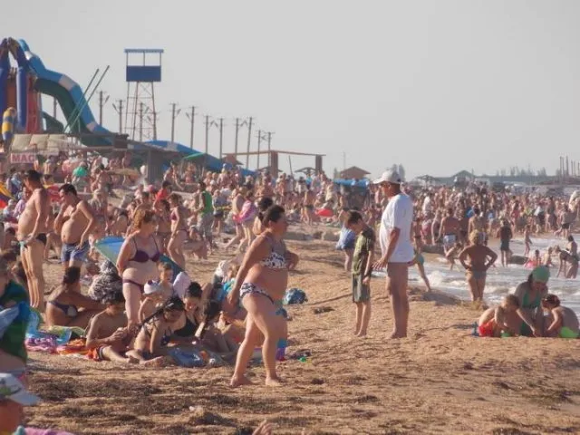 На Арабатке “море” отдыхающих у штормящего моря: “#‎КрымВаш‬, а туристы наши,но вы там держитесь”
