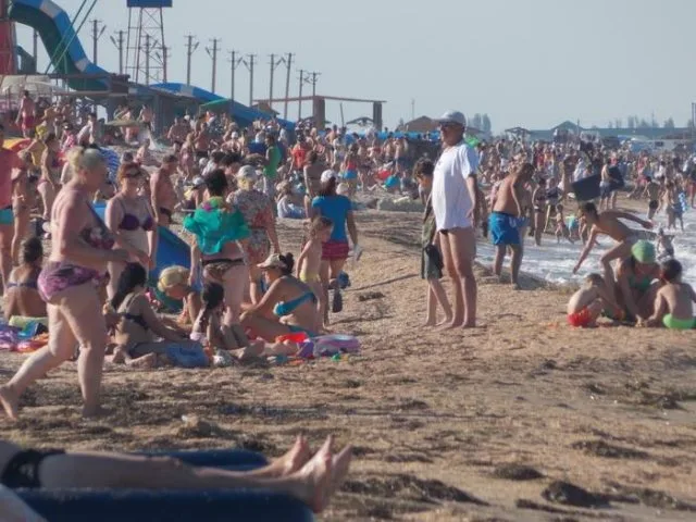 На Арабатке “море” отдыхающих у штормящего моря: “#‎КрымВаш‬, а туристы наши,но вы там держитесь”