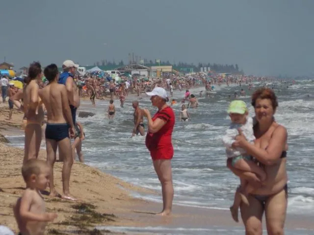 На Арабатке “море” отдыхающих у штормящего моря: “#‎КрымВаш‬, а туристы наши,но вы там держитесь”