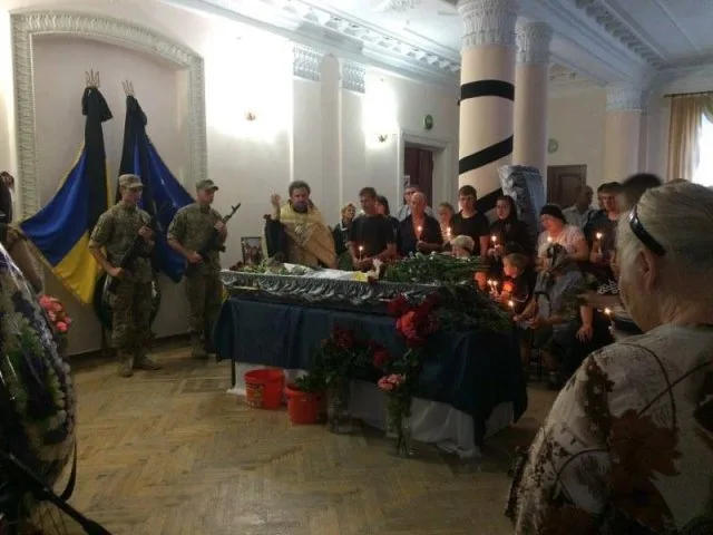 В Каховке сегодня прощались с умершим от ран воином АТО Максимом Витюком