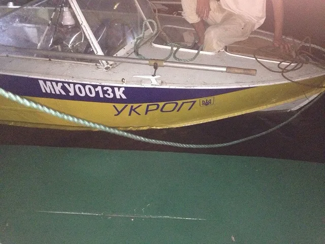 Херсонские пограничники спасли украинца, которого на лодке уносило в открытое море