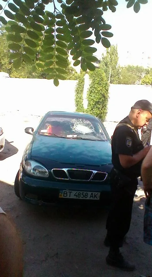 Трое пьяных “животных” напали на херсонца, который вступился за девушек