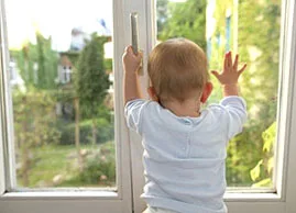 В Олешках 2-летний малыш выпал из окна пятиэтажки