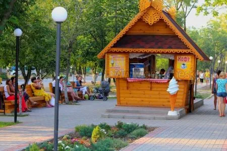 Пользователи соцсетей шокированы курильщиками на Аллее сказок в Геническе